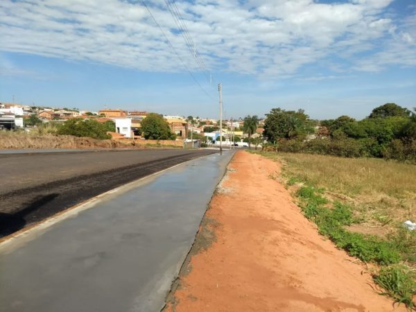 Empresa constrói calçadas nas ruas do Itapuã
