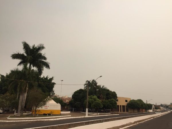 Nuvens de poluição transformam o céu de Auriflama