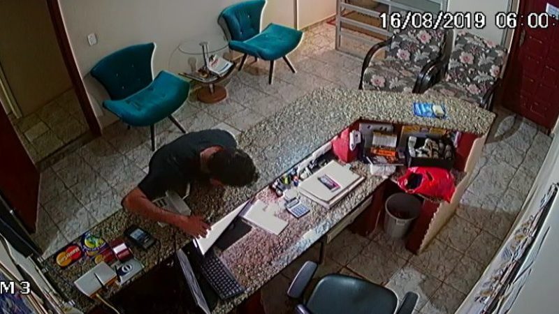 Câmeras de segurança flagram homem furtando celular em hotel