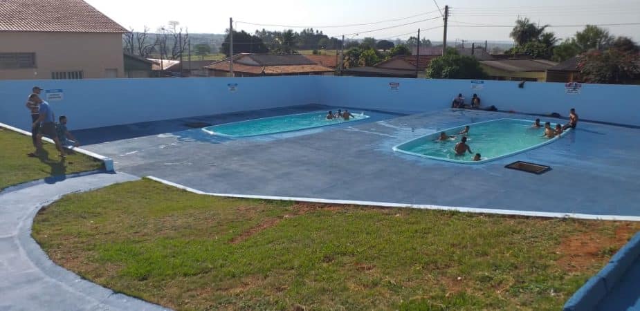 População de Guzolândia desfruta das piscinas públicas do Centro de Lazer
