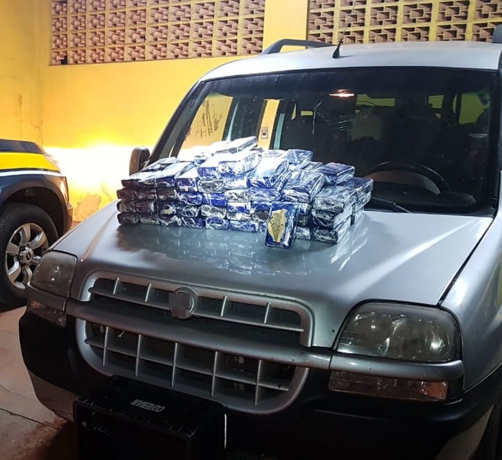 Polícia prende homem com 81 tabletes de maconha escondidos em carro