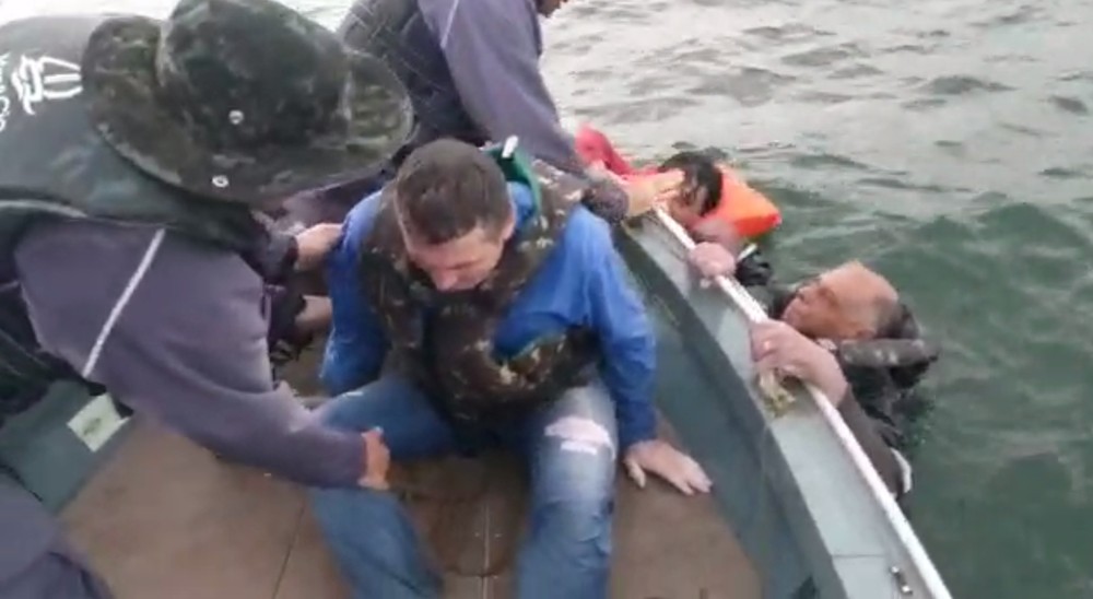 Pescadores ficam 12 horas agarrados em barco antes de serem resgatados