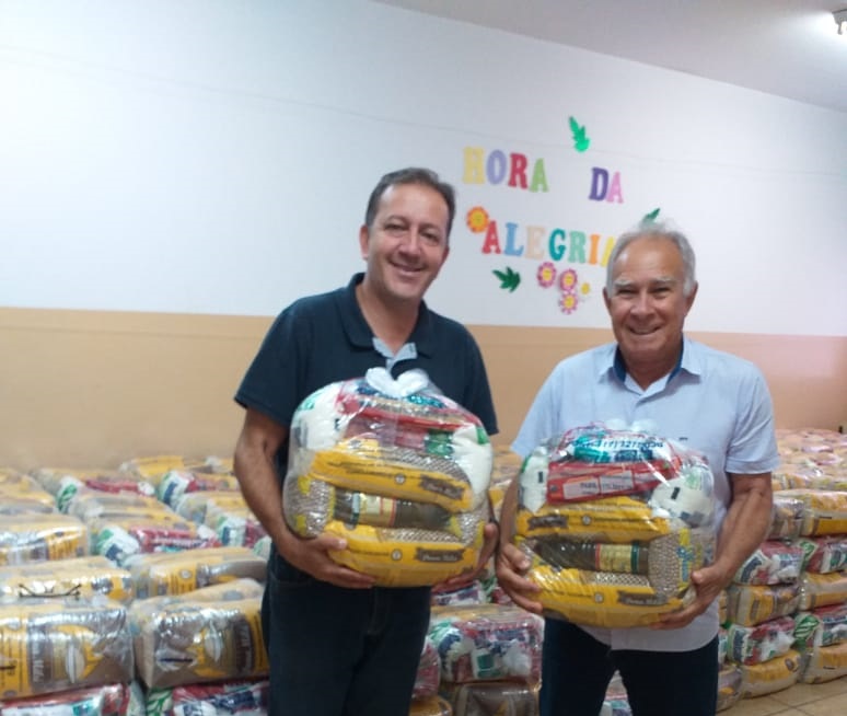 Guzolândia distribui 420 cestas para famílias dos programas sociais