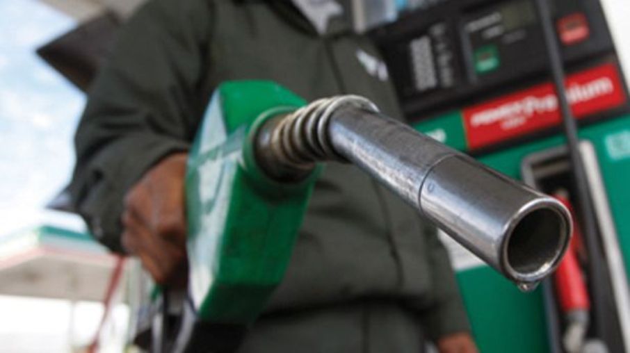 Preço da gasolina nas bombas sobe quase 5% e termina o ano em R$ 4,55 por litro