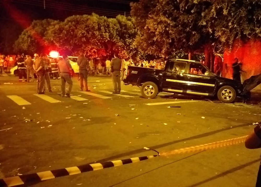 Motorista atropela 17 pessoas em bar; duas morreram