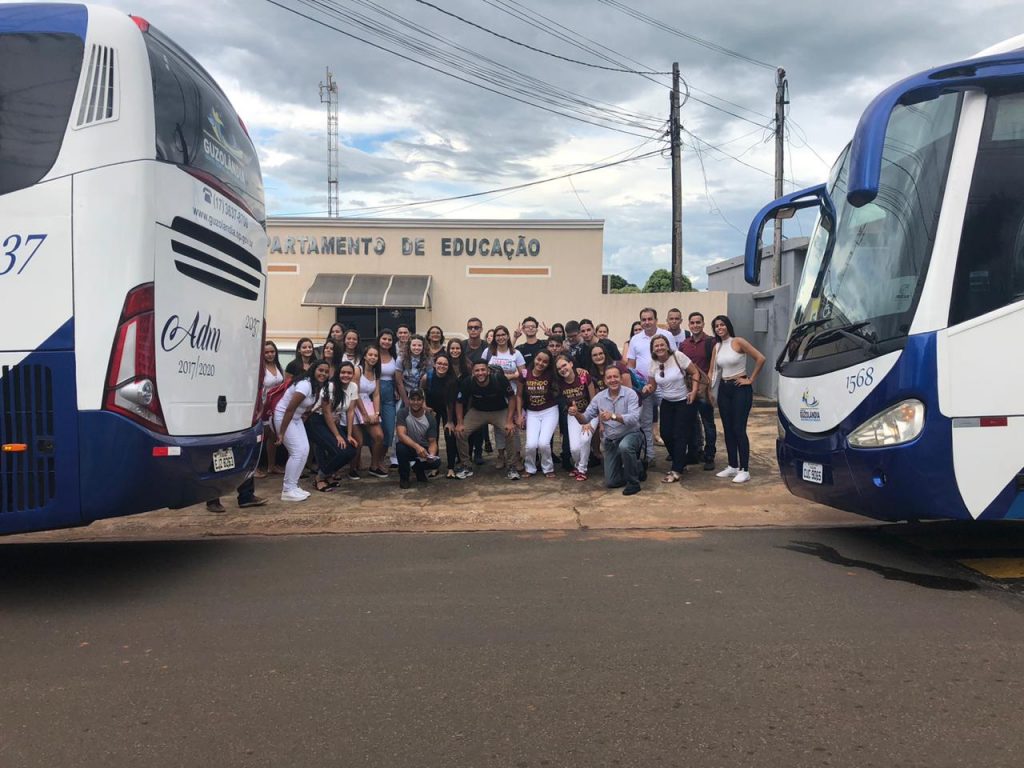 Universitários de Guzolândia iniciam ano letivo com ônibus novo
