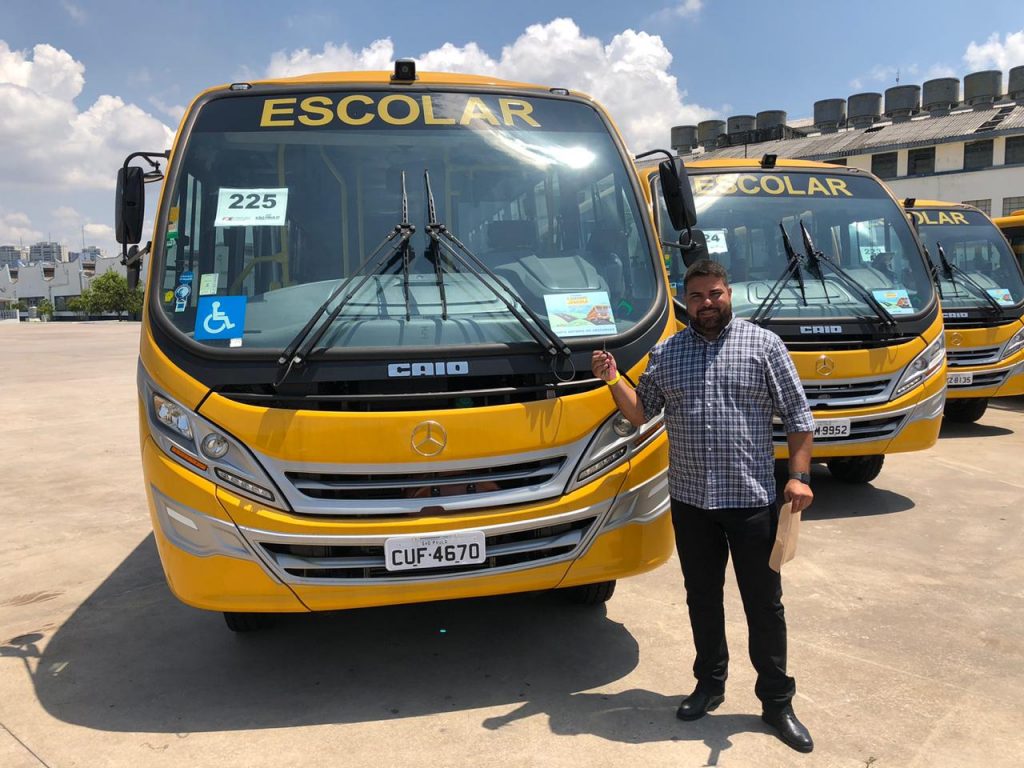 Aracanguá ganha mais um ônibus para transporte escolar