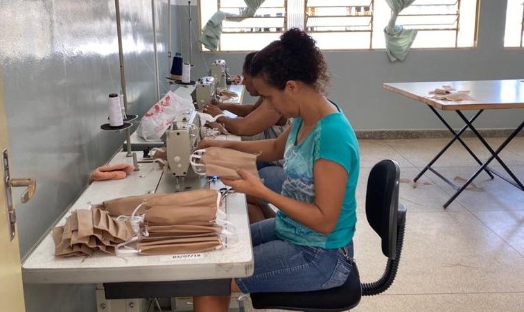 Aracanguá mobiliza voluntários na fabricação de máscaras para a população