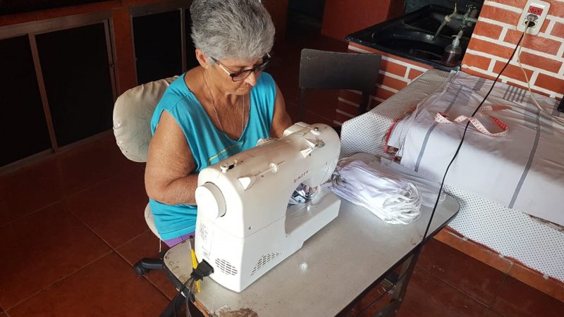 Paróquia de Aracanguá confecciona máscaras para doação