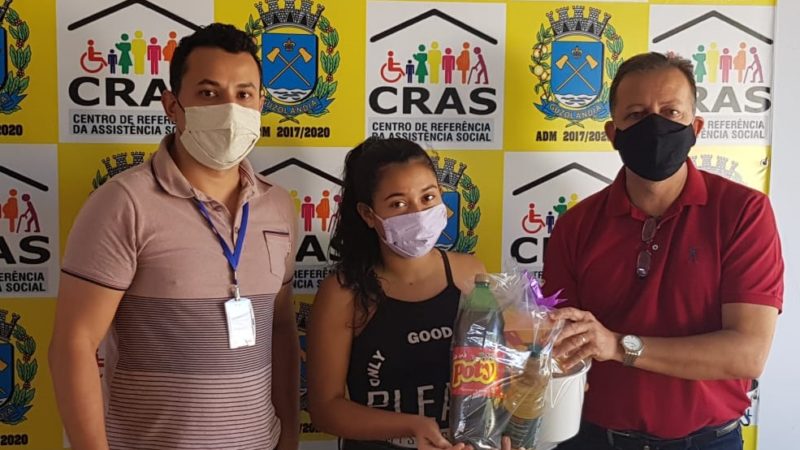 Em Guzolândia, participantes do Ação Jovem recebem kit cinema