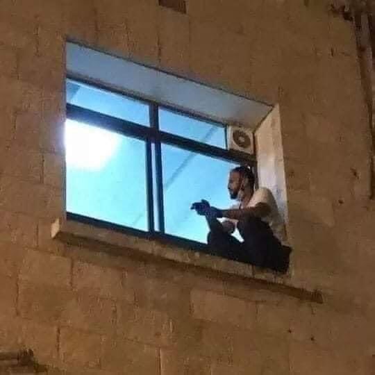 Filho escala parede do hospital até janela para se despedir da mãe