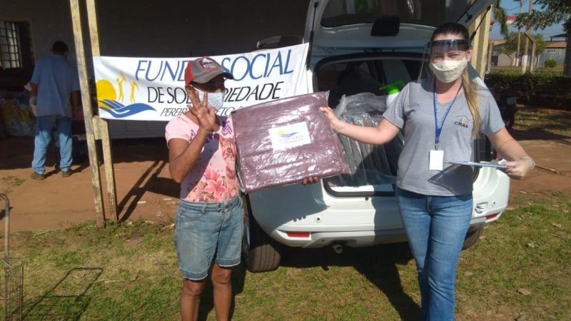 Fundo Social de Pereira Barreto distribui cobertores para as famílias