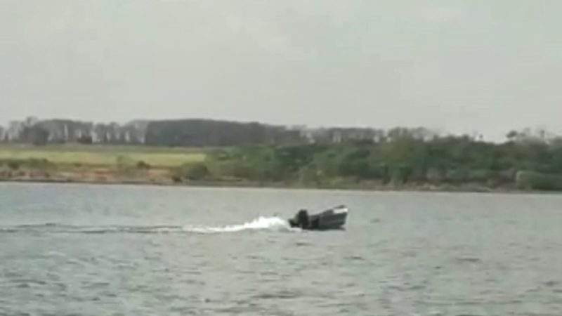 Bombeiros procuram por dono de barco visto navegando vazio no Rio Tietê