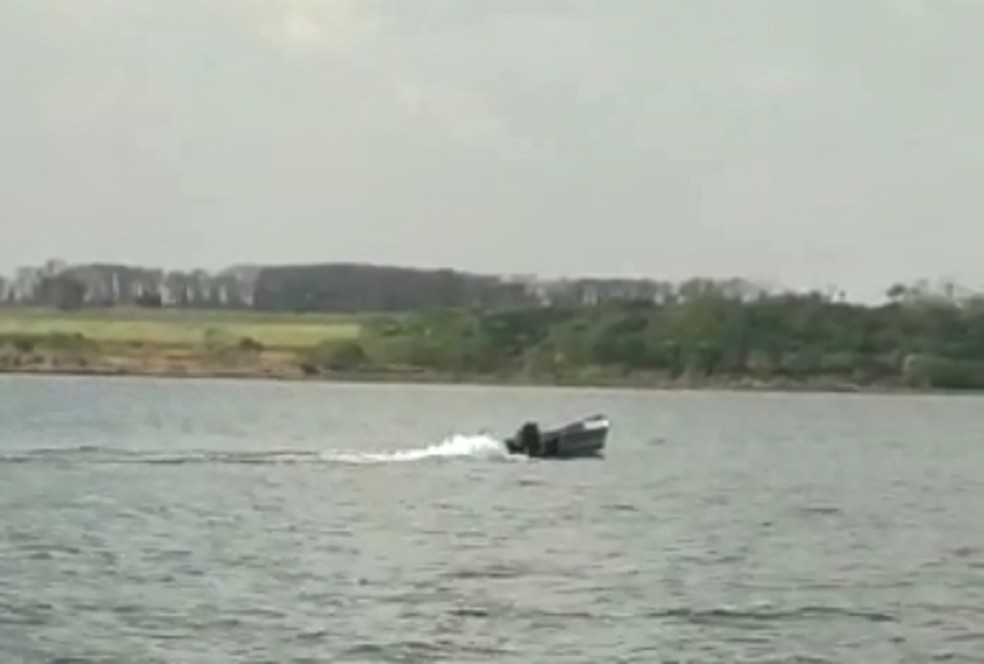 Bombeiros procuram por dono de barco visto navegando vazio no Rio Tietê