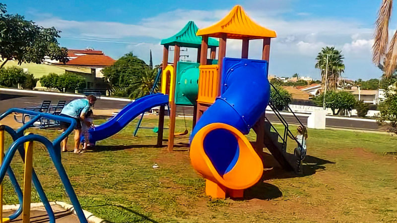 Praças ganham playground para crianças em Auriflama