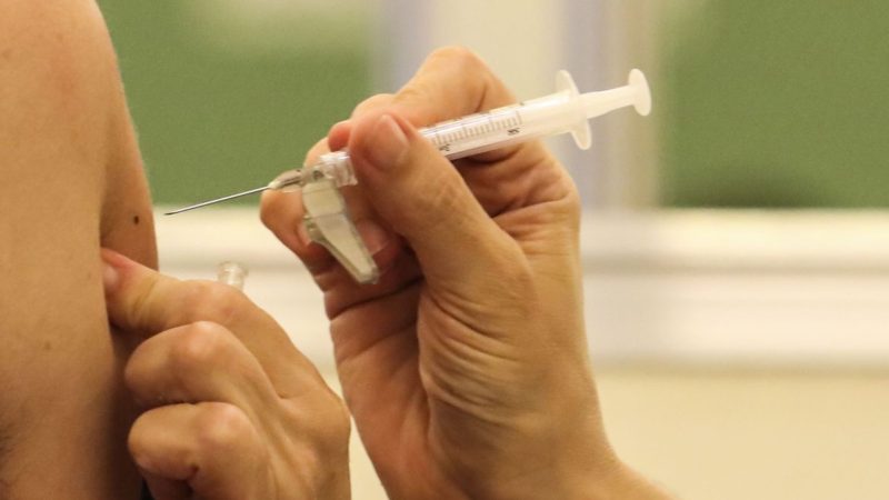 Idosos de 80 a 84 anos começam ser imunizados na segunda