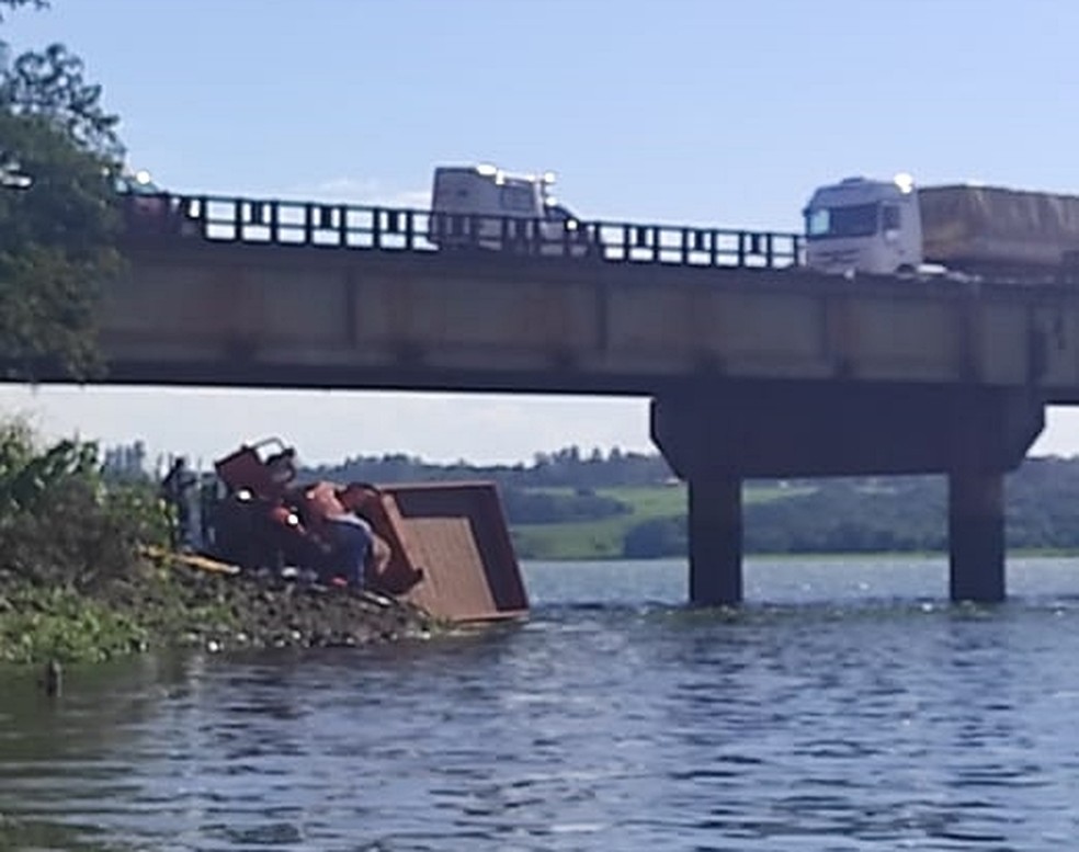 Na região, duas pessoas morrem após caminhão cair em rio