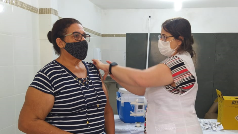 Pessoas com 61 e 62 anos recebem doses da vacina contra covid-19 em Auriflama