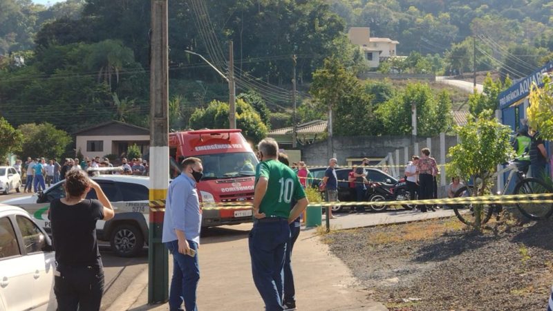 Jovem invade escola e mata três crianças e dois adultos em Santa Catarina