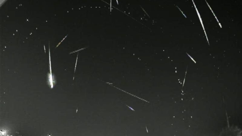 Pesquisadores registram ‘surto’ inesperado de meteoros Perseidas em cidade da região