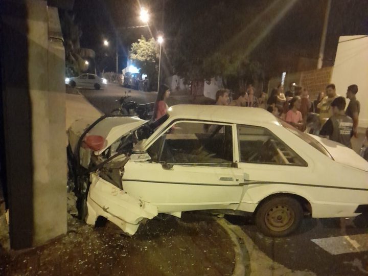Quatro pessoas ficam feridas em colisão de carro contra muro na Cachopa