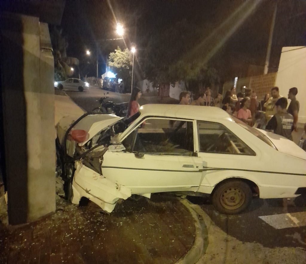 Quatro pessoas ficam feridas em colisão de carro contra muro na Cachopa