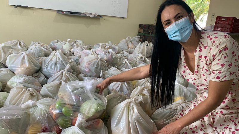 Katia Morita acompanha entrega de kits de legumes e frutas para crianças