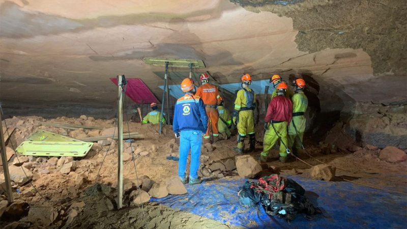 Nove bombeiros morrem soterrados durante treinamento em gruta no interior de SP
