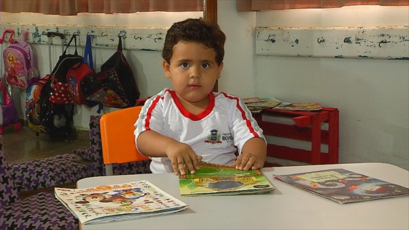 Menino da região surpreende ao aprender a ler com 2 anos de idade