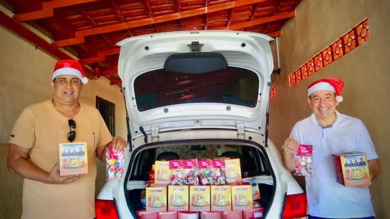 Vereadores Davi e Ismael distribuem panetone e doces para crianças no Natal