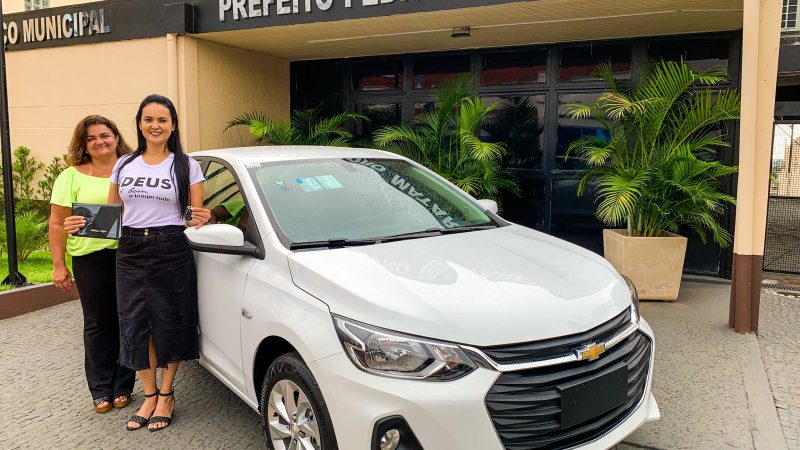 Katia Morita entrega carro novo para o Departamento de Educação