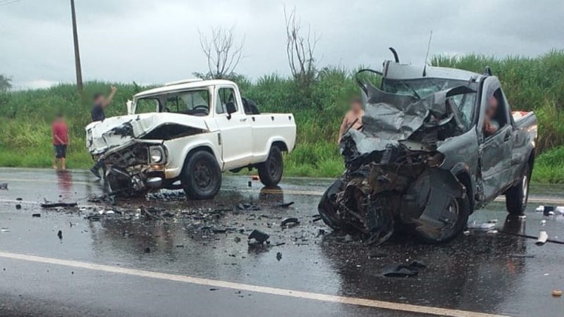 Mulher morre em acidente entre picape, ônibus e caminhonete em rodovia de Santo Antônio do Aracanguá