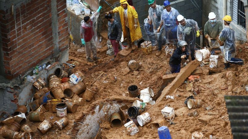 Município paulista busca oito desaparecidos em consequência das chuvas