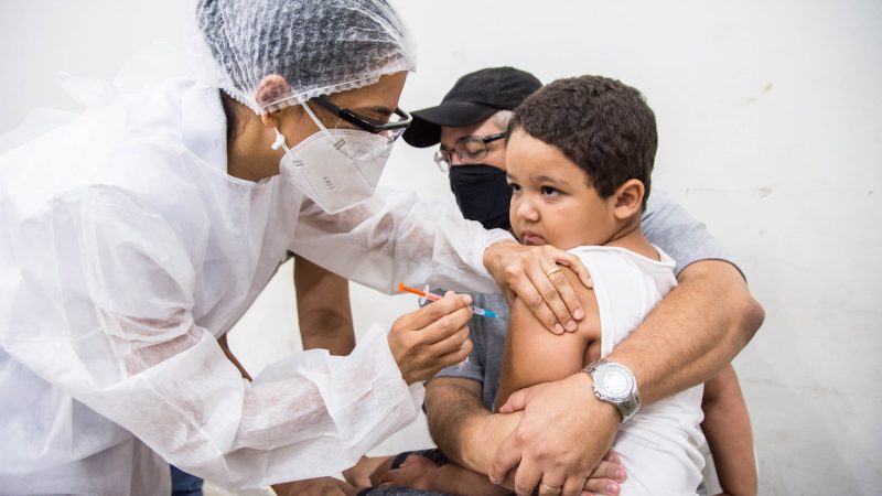 Fernando Milani, de 6 anos, é a primeira criança a ser vacinada em Pereira Barreto