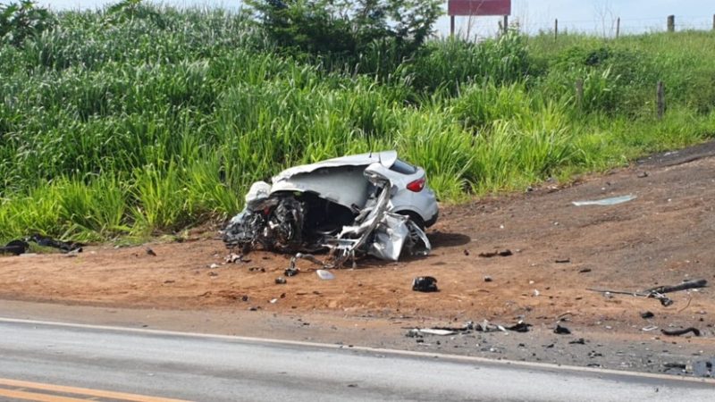 Motorista de carro morre em acidente com dois caminhões em rodovia da região