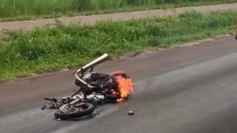 Motociclista morre após bater de frente com caminhão em rodovia da região