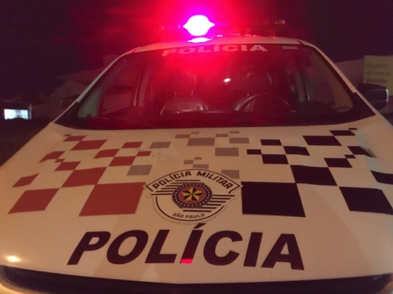 Bandidos rendem mulher e fogem com carro, celular e joia avaliada em R$ 40 mil