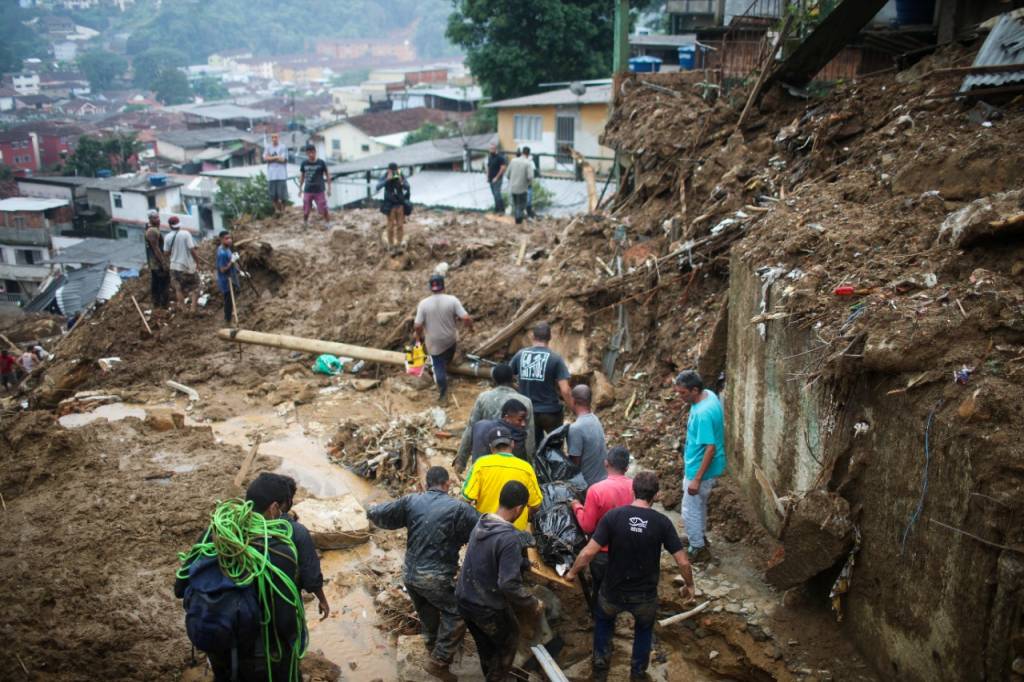 Mortes pela chuva em Petrópolis chegam a 120