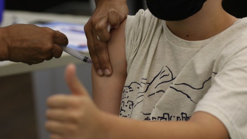 Governo anuncia semana de vacinação contra covid-19 nas escolas