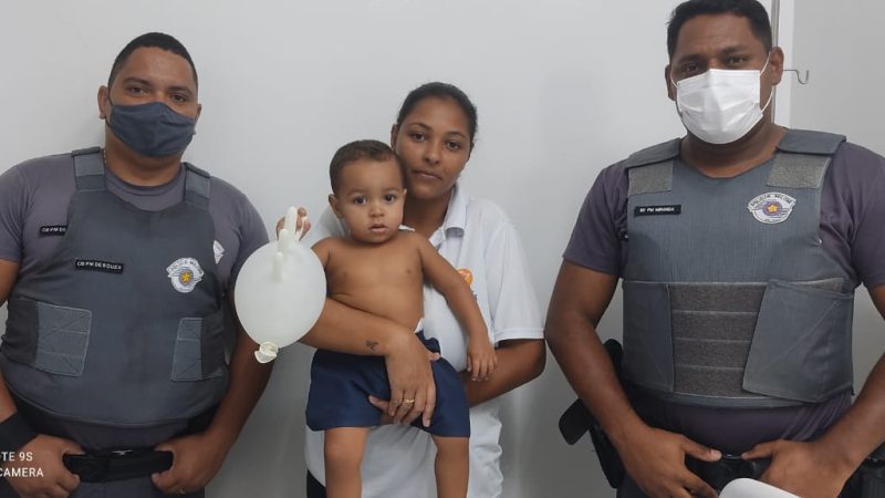 Policiais salvam vida de bebê que ingeriu querosene em Guzolândia