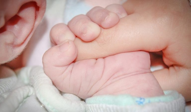 Bebê de um mês morre após mãe cochilar enquanto amamentava