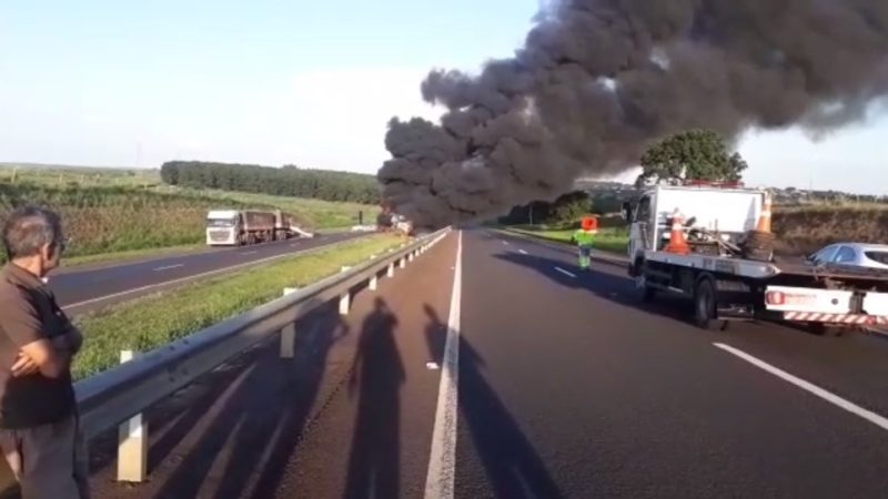 Caminhão-tanque fica destruído após pegar fogo em rodovia da região