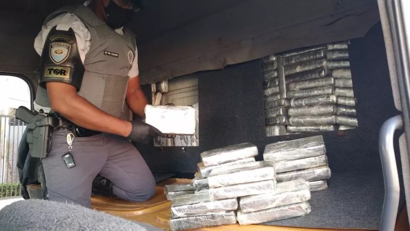 Caminhoneiro é preso com 225 tijolos de cocaína