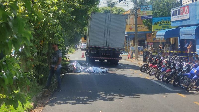 ​Entregadora morre atropelada por caminhão em avenida de Araçatuba