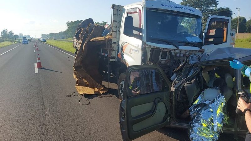 Na contramão, motorista morre após atingir caminhão em rodovia