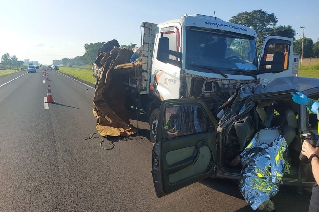 Na contramão, motorista morre após atingir caminhão em rodovia
