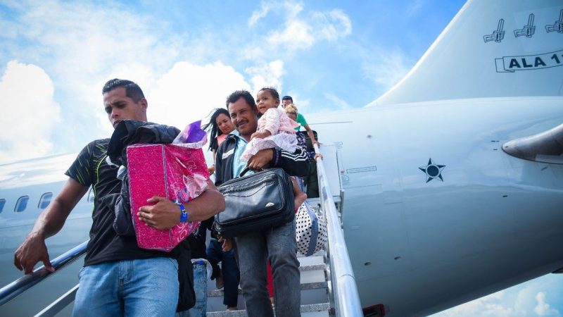 Metade dos venezuelanos refugiados que entram no Brasil decide ficar