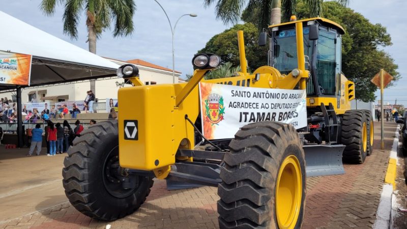 Aracanguá recebe motoniveladora e implementos agrícolas