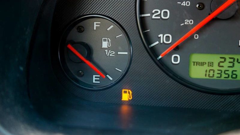 Pouco combustível faz ladrão desistir de roubar carro na região
