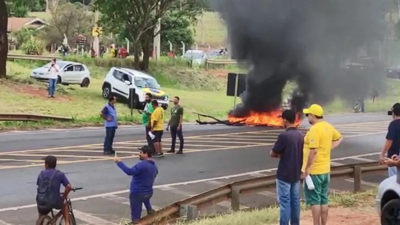 Protesto após resultado das eleições bloqueia pistas de rodovia da região